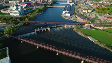 Antena-De-La-Presa-De-Fordham-En-Rockford,-Illinois,-Encima-Del-Río-Rock