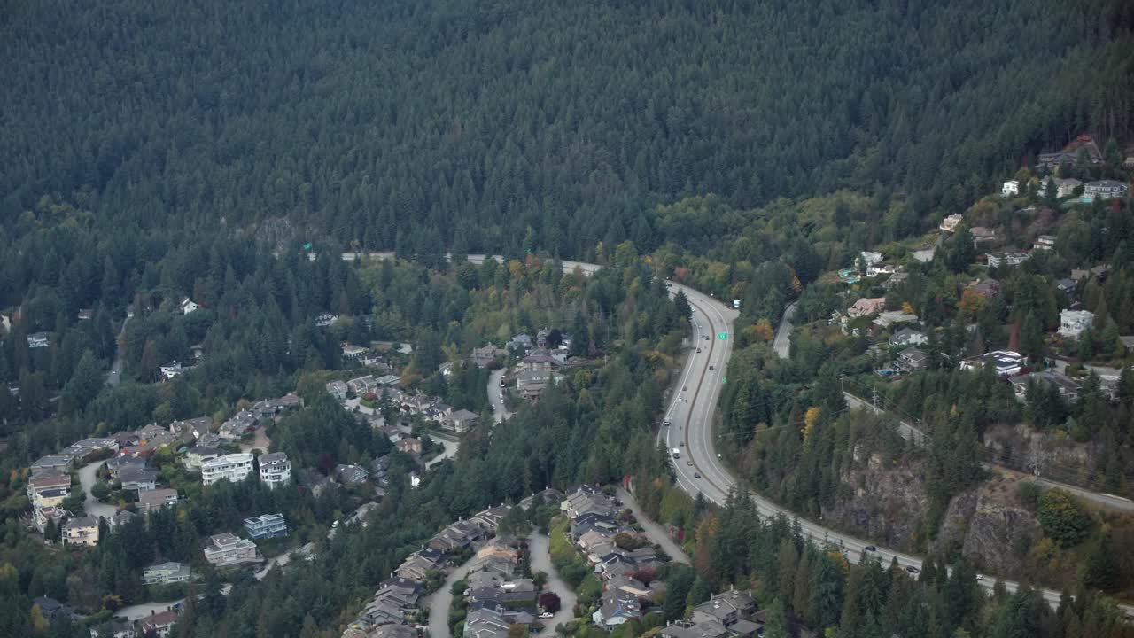 pueblo de lujo junto a la montaña con denso bosque de pinos en vancouver, canadá