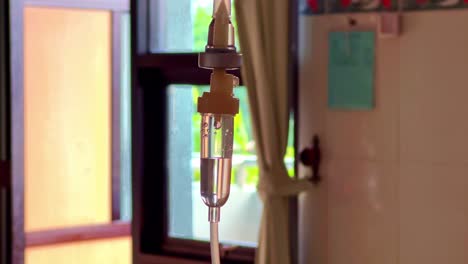 goteo de agua infundida con el fondo de la habitación del hospital