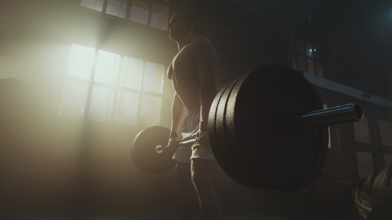 hombre levantando pesas en el gimnasio