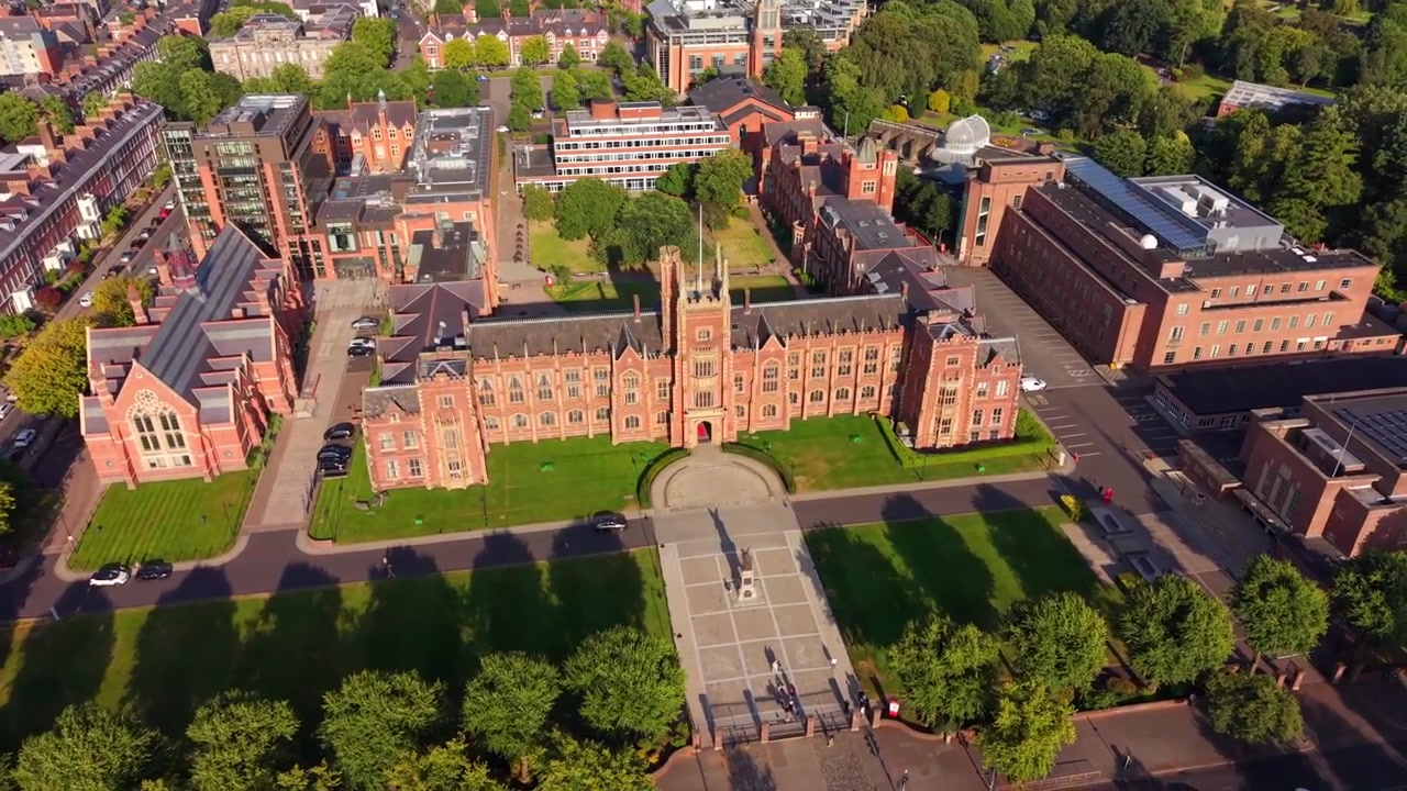 Vastapäivään pyörivä 4K 60FPS ilmakuva Queen's University Belfastista, Pohjois-Irlannista, Isosta-Britanniasta. Tuotettu kesäiltana Rec709-väreillä.