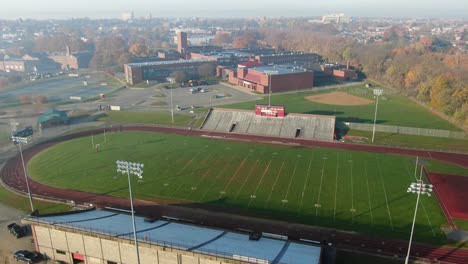 Antenne-Der-Leichtathletik-Des-College,-Campus-Der-Universitätsschule