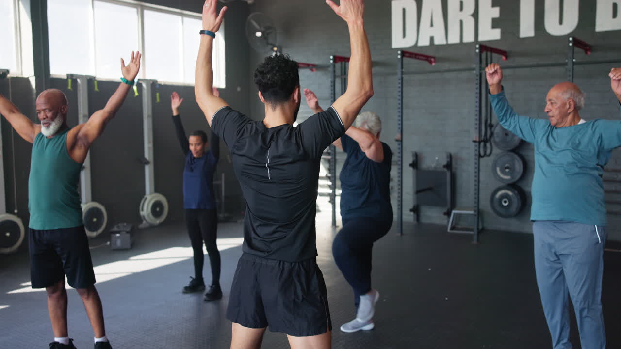 clase de acondicionamiento físico en grupo con personas de edad avanzada