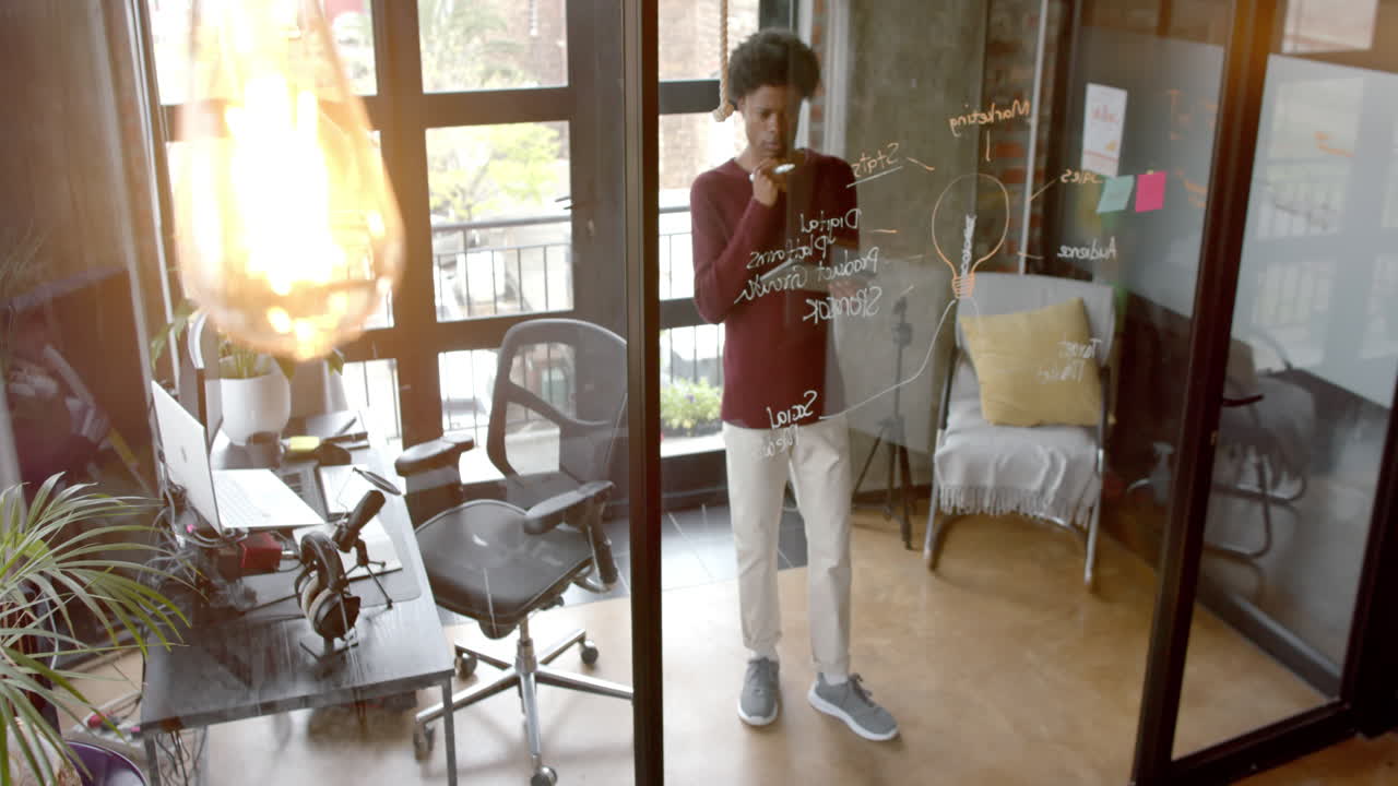 hombre de negocios afroamericano casual usando tableta en el despacho de casa, espacio de copia, cámara lenta