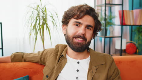 feliz hombre tranquilo sonriendo amistoso, expresión feliz, sentirse satisfecho concepto buenas noticias, celebrar la victoria
