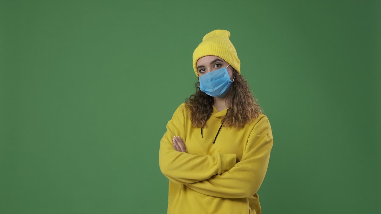 mujer con máscara protectora sobre la pantalla verde