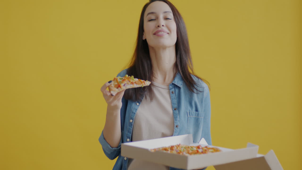 mujer comiendo pizza