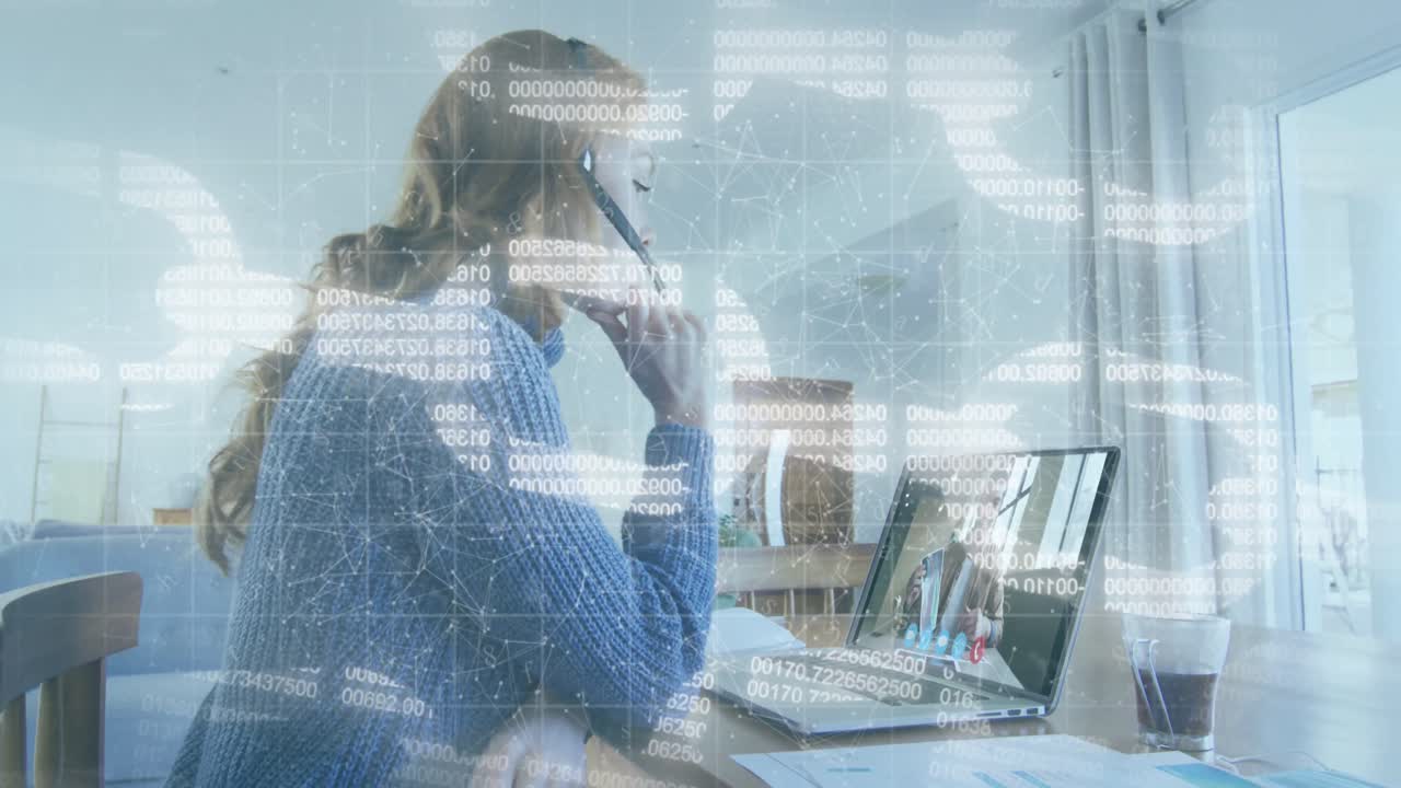 Icone di cyber sicurezza su sfondo di una donna con cuffie che fa una videochiamata al laptop in ufficio.