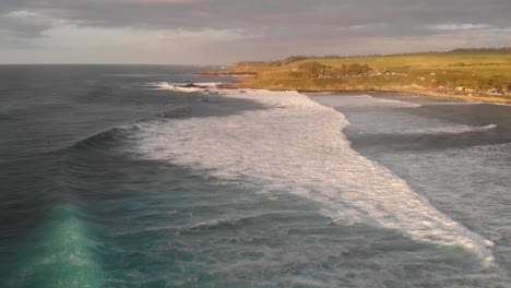 los surfistas esperan la ola perfecta y las olas llegan a la playa ho&#39;okipa de maui hawaii al atardecer