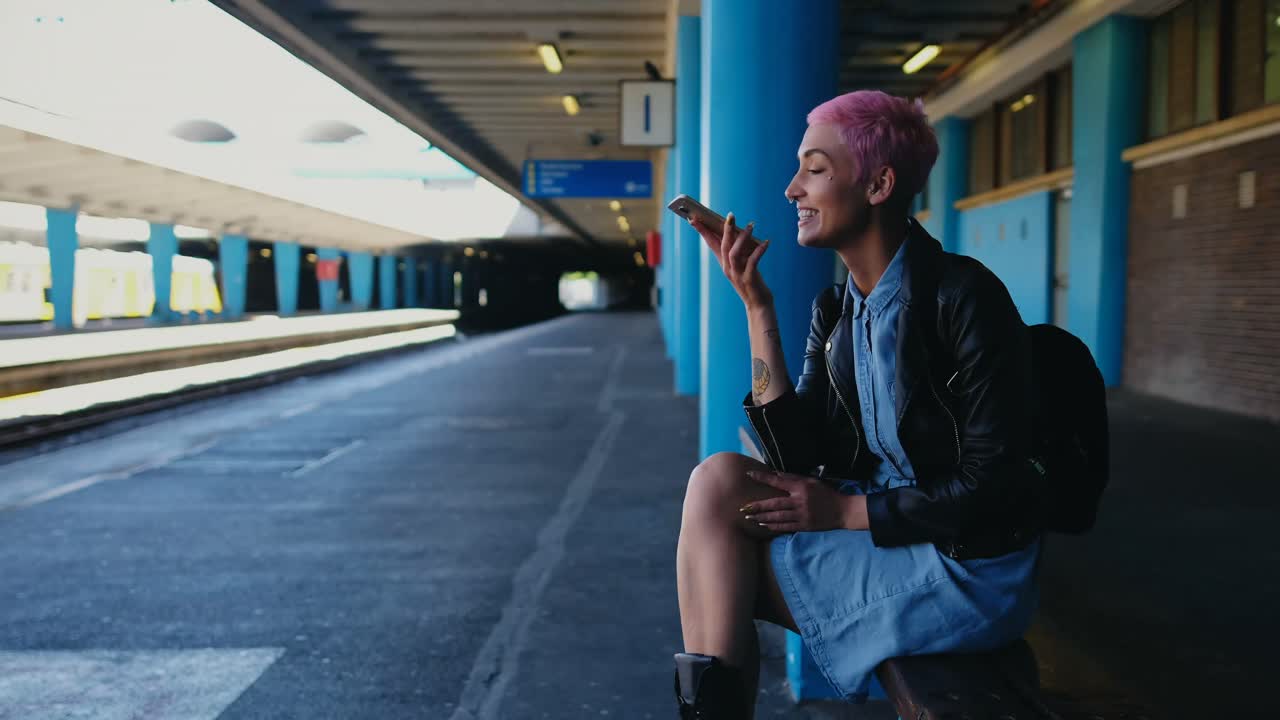 Pink hair woman talking on mobile phone 4k