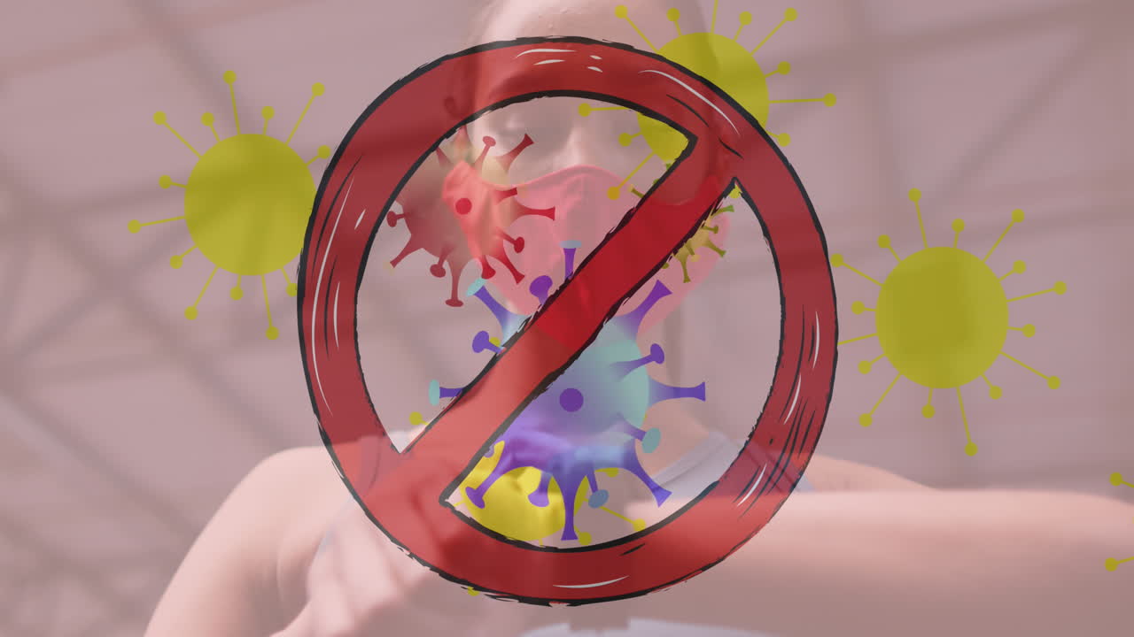 코로나19 세포가 체육관에서 스마트워치를 사용하여 마스크를 쓰고 있는 여성을 상대로 움직이는 것을 멈추십시오.