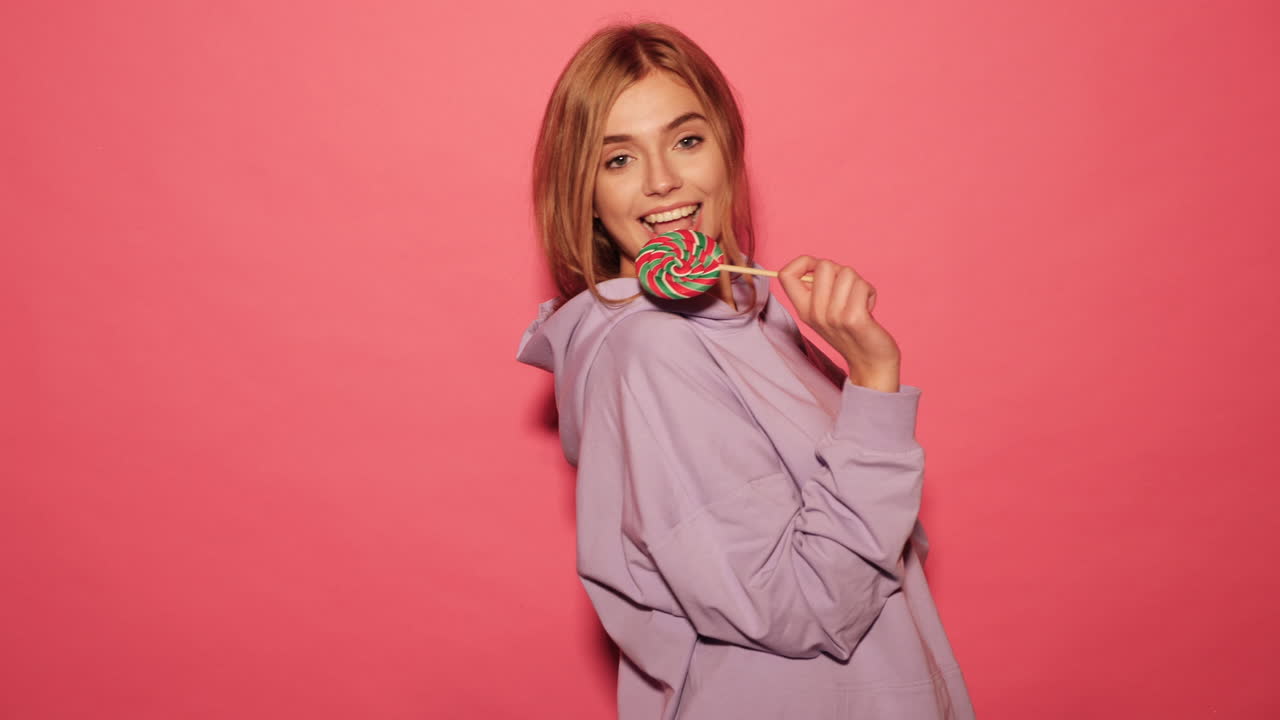 lollipop와 함께 웃는 여자