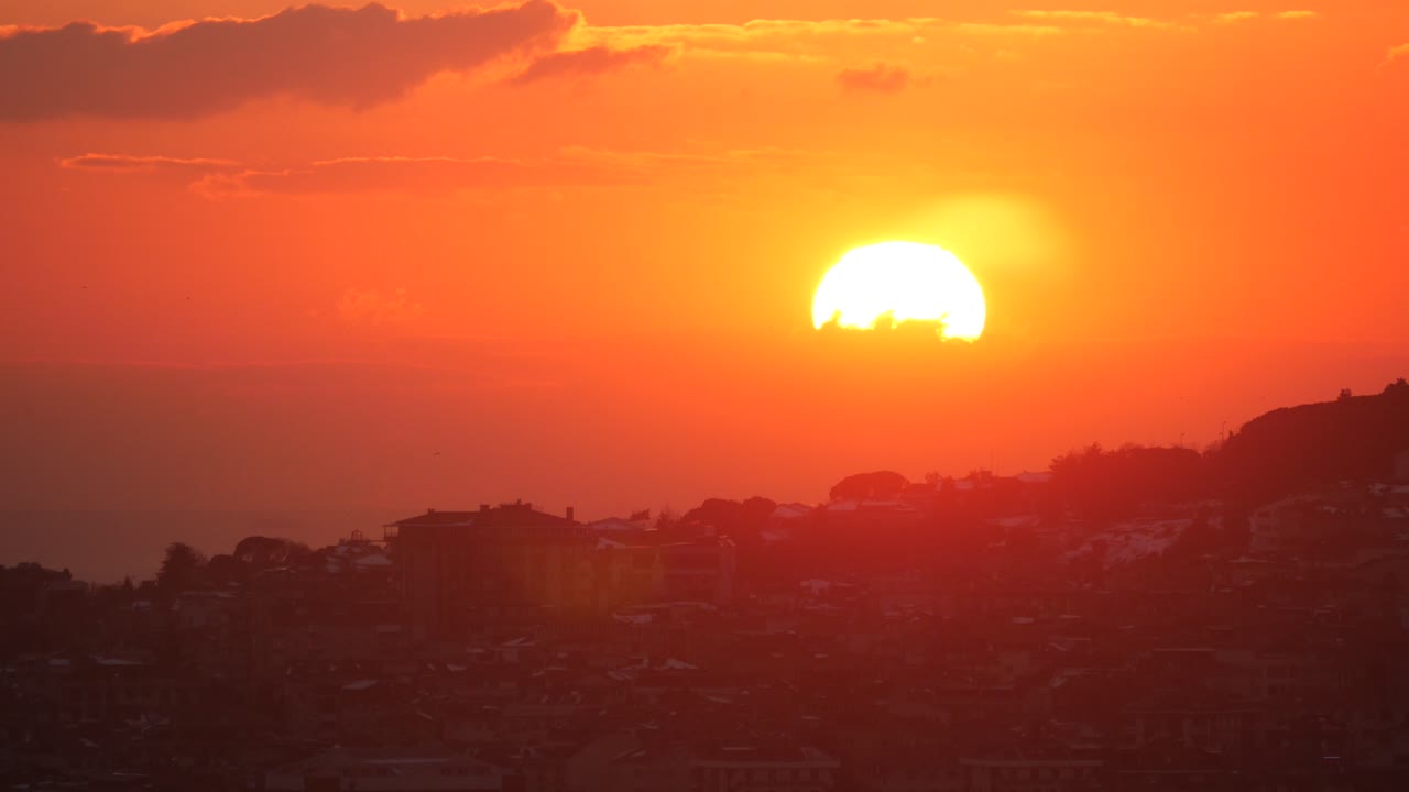 도시 지평선 위의 해가 지는 모습