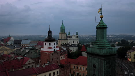 vista aérea de coloridas casas de alquiler, ayuntamiento y torres de la ciudad en el casco antiguo de lublin, polonia durante el tiempo tormentoso