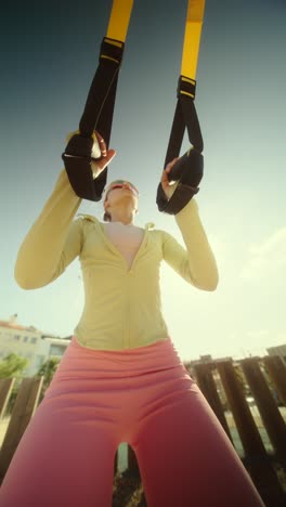 mujer haciendo entrenamiento de suspensión al aire libre