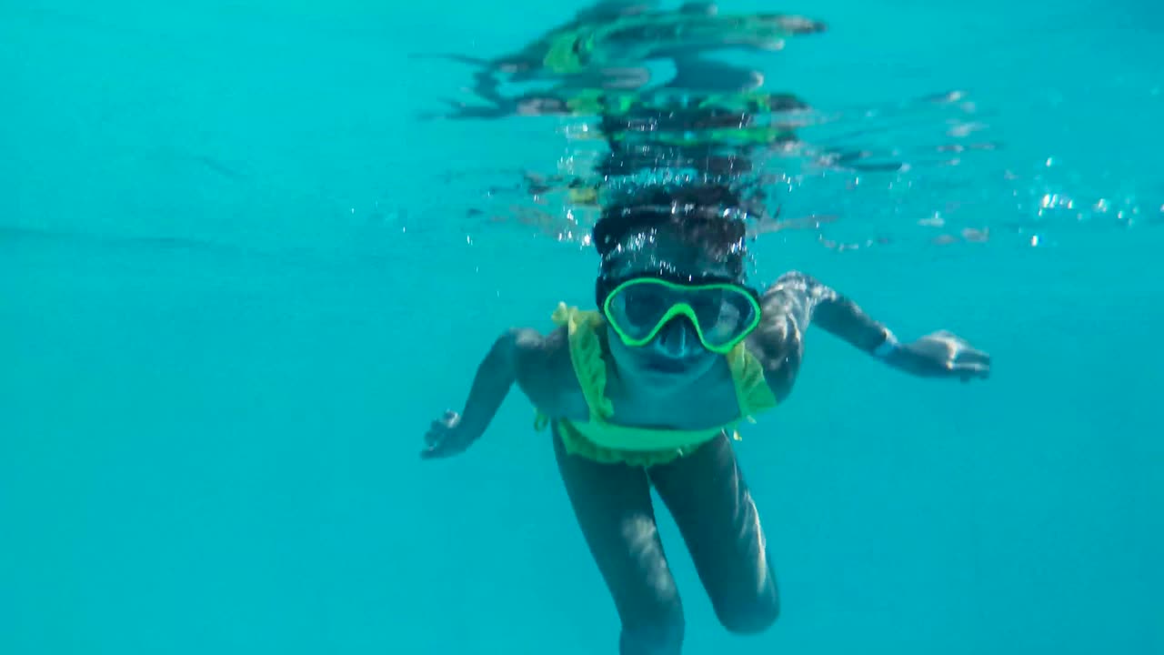 마스크를 쓰고 수영하는 작은 소녀, 고프로 수중 영상