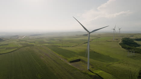 Turbinas-De-Aerogeneradores-Girando-Lentamente-Sobre-Los-Campos-De-Gori,-Georgia