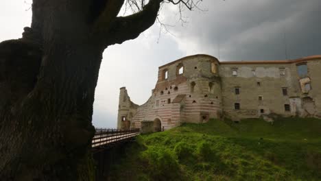 Vista-Panorámica-Lenta-Del-Castillo-De-Janowice-En-El-Vístula-En-Polonia