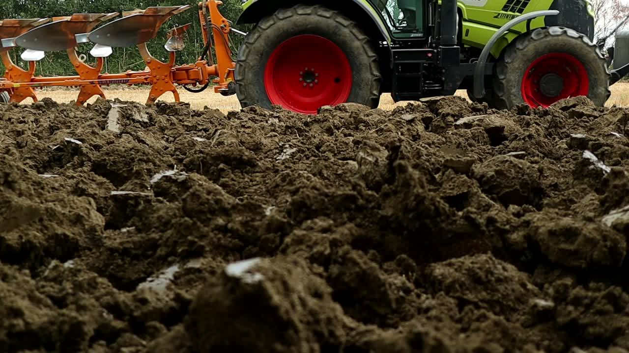 tractor arando un campo