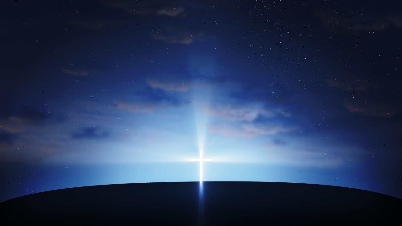 푸른 별빛 하늘에 움직이는 구름과 함께 언덕에 밝은 십자가