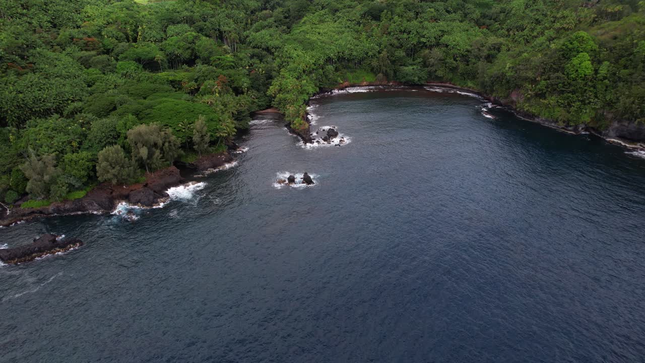 la gran isla de hawaii - la órbita del avión no tripulado sobre la pequeña cala