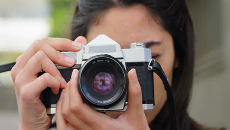 Mujer-Haciendo-Clic-En-La-Foto-Con-Cámara-Digital-4k