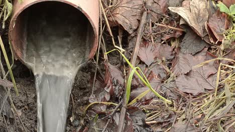 Wasserleitung-Mit-Fließendem-Wasser