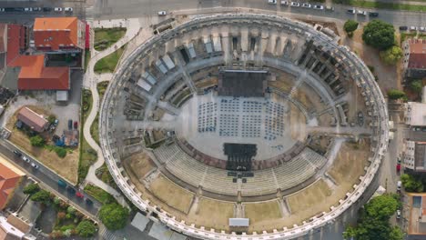 Toma-Aérea-De-Camiones-Sobre-El-Pula-Arena-En-Pula,-Croacia-En-Un-Día-Brillante