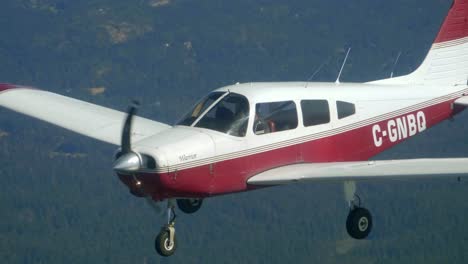 vista de cerca del piloto privado y del avión monomotor en formación