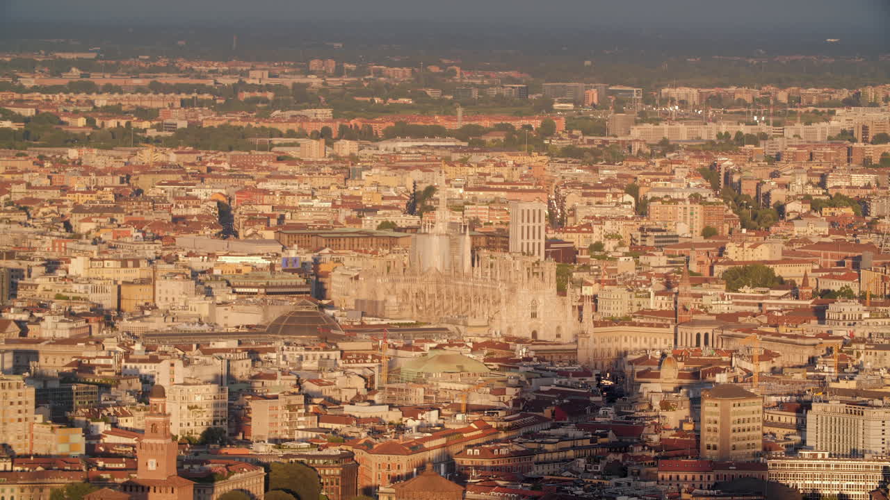 해가 지는 동안 도시 풍경과 함께 밀라노 대성당의 멀리 보기