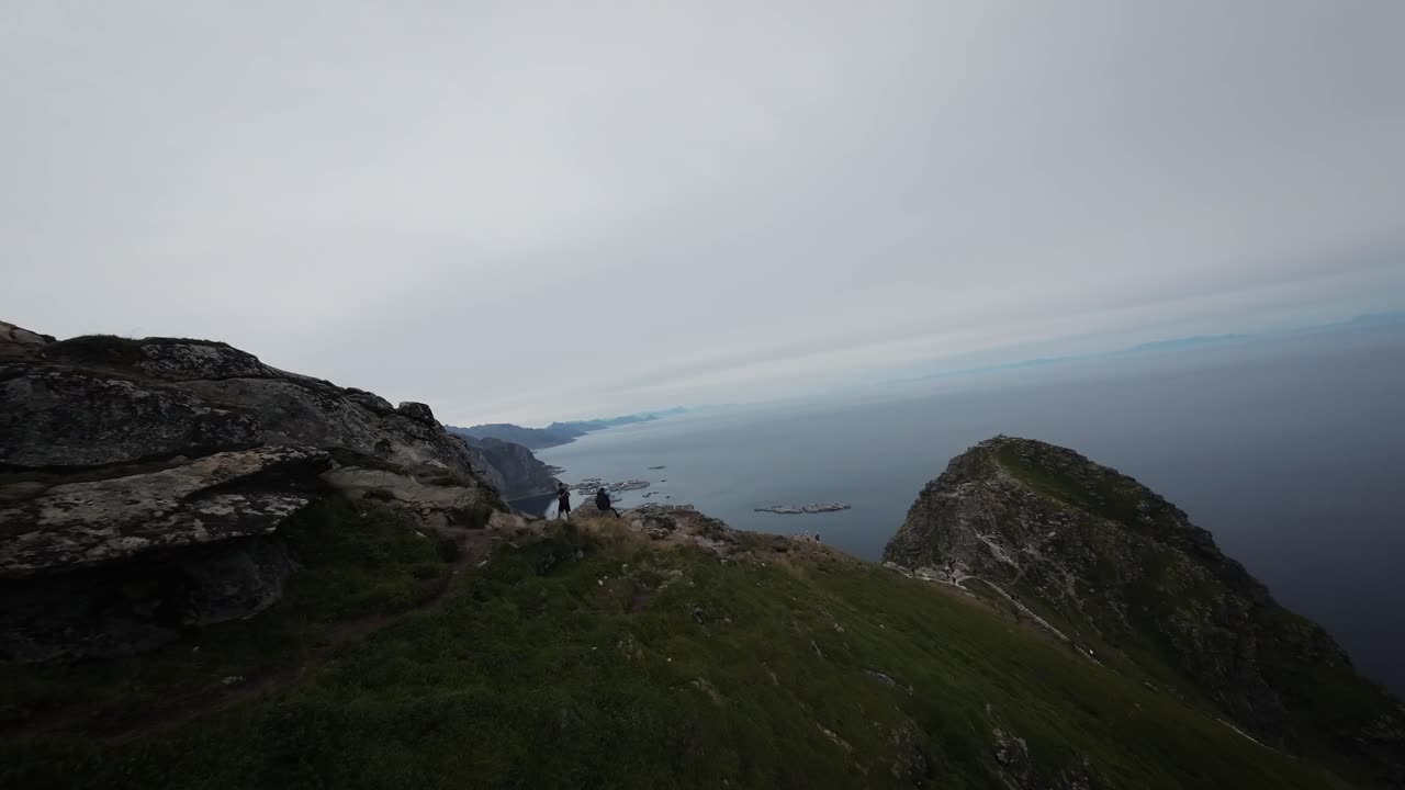captura cinematográfica de un dron fpv estabilizada desde lofoten volando sobre la cima de reinebringen en reine noruega