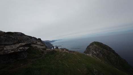 Toma-Cinematográfica-De-Un-Dron-FPV-Estabilizada-Desde-Lofoten-Volando-Sobre-La-Cima-De-Reinebringen-En-Reine-Noruega