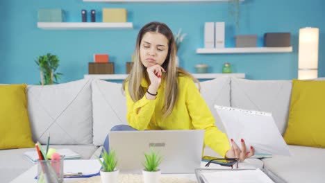 mujer de negocios independiente pensando, pensando en trabajos.