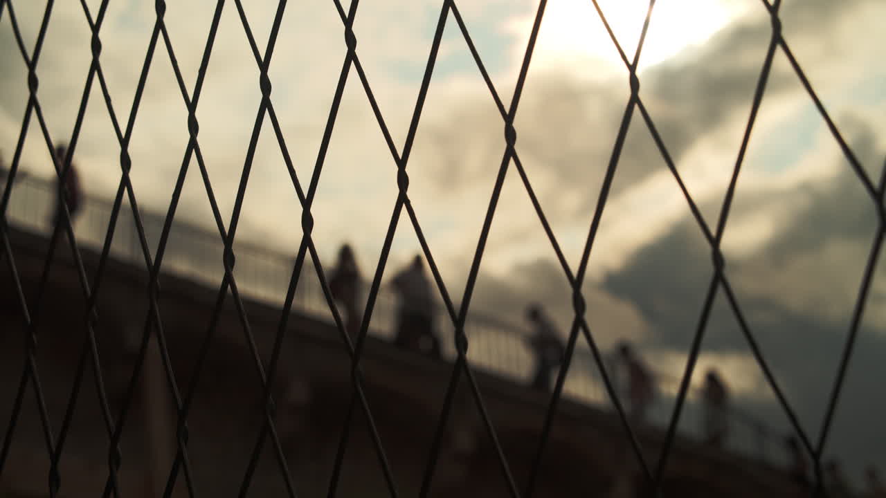 구시가 두브로브니크의 체인 링크 울타리와 벽걸이