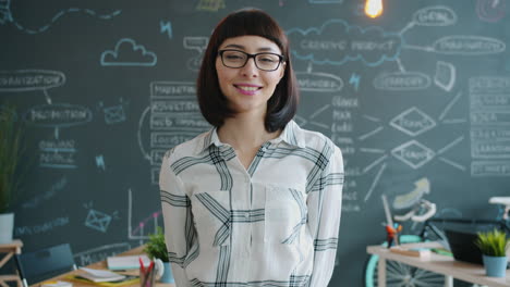 mujer de negocios sonriente en una oficina moderna