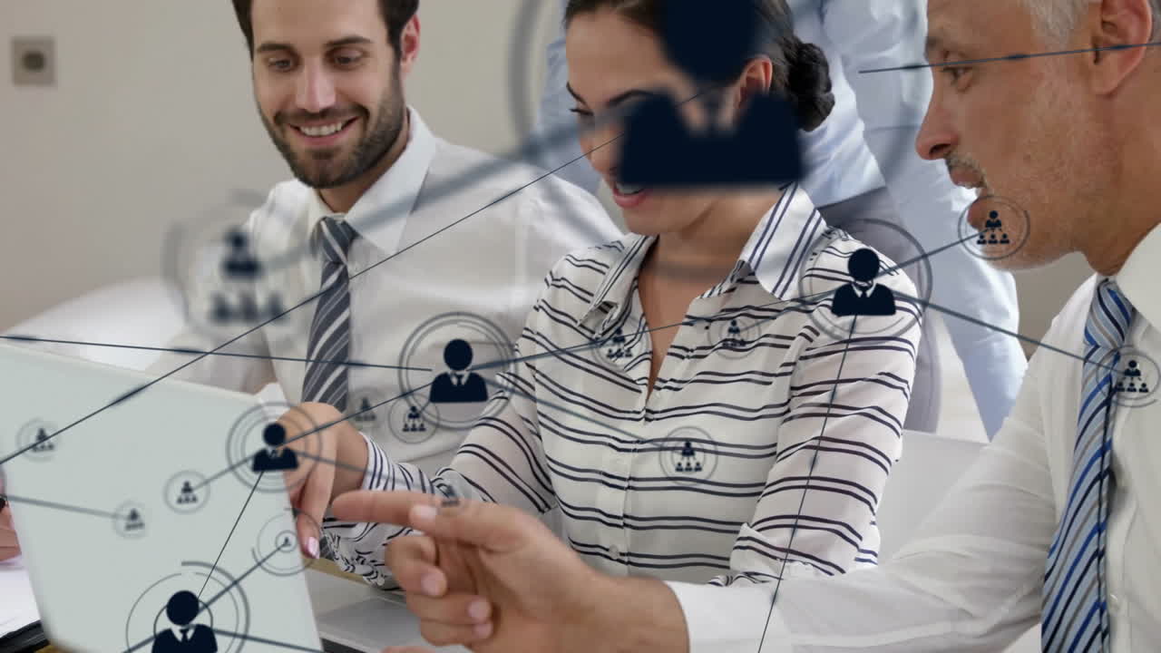 animación de la red de conexiones con iconos sobre colegas caucásicos hablando en la oficina