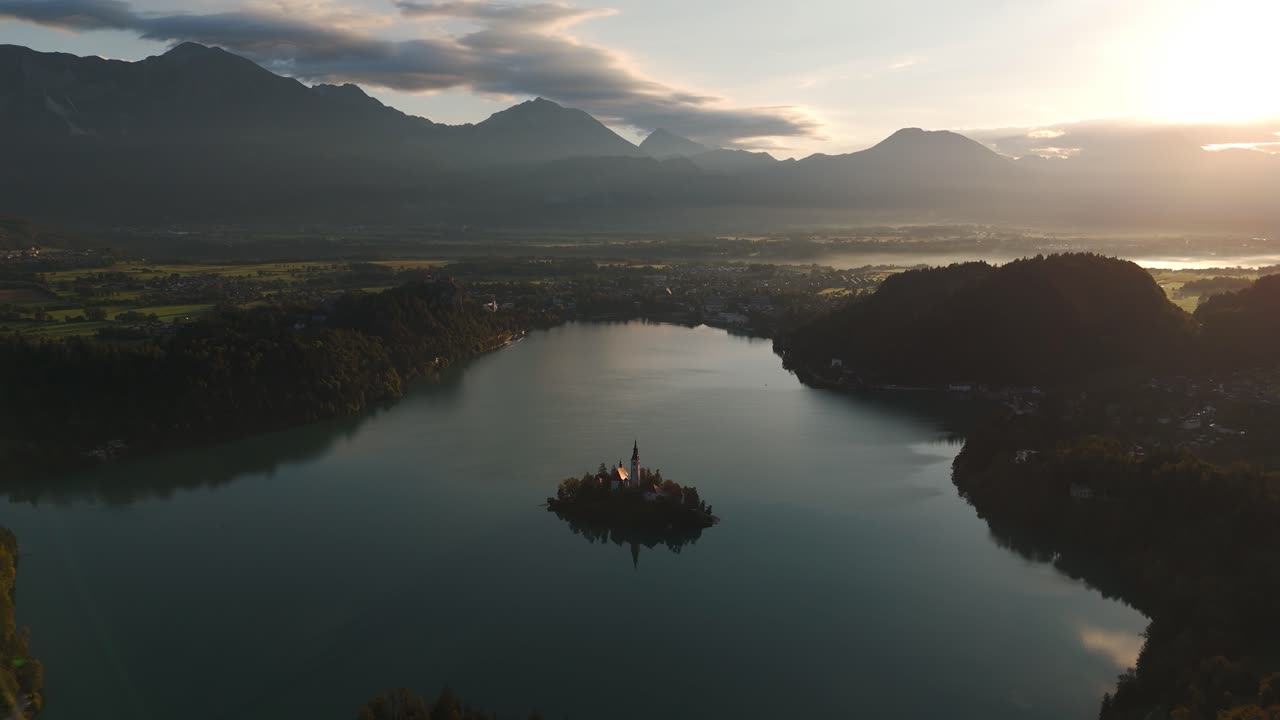 Vista aerea pittoresca all'alba sulla famosa attrazione turistica del Lago di Bled, Slovenia