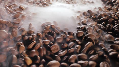 primer plano de granos de café tostados con vapor