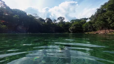 Handaufnahme-Aus-Dem-Wasser-Von