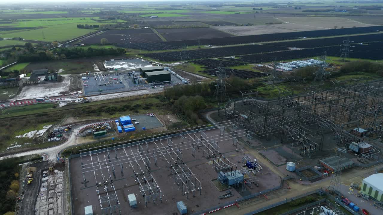 Filmato cinematografico con drone della sottostazione elettrica di Walpole, che mostra la vasta estensione di trasformatori, quadri elettrici e infrastrutture di potenza.