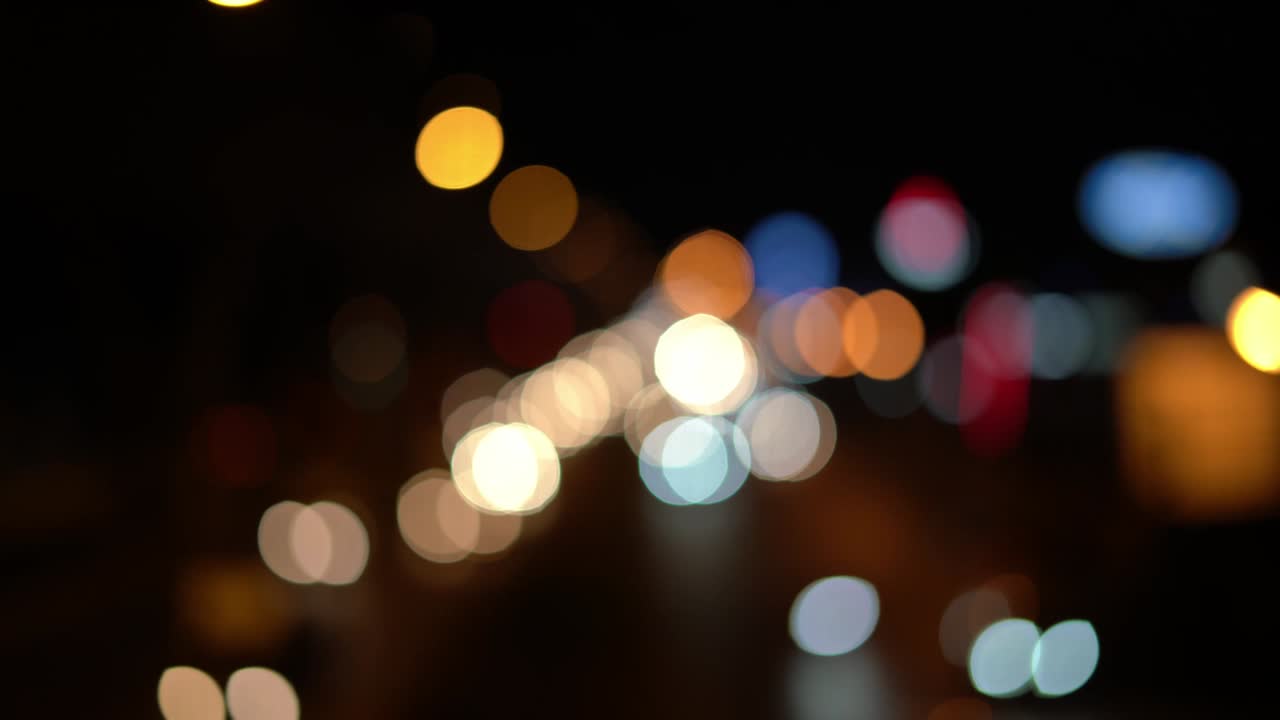 círculo borroso bokeh tráfico en la carretera por la noche