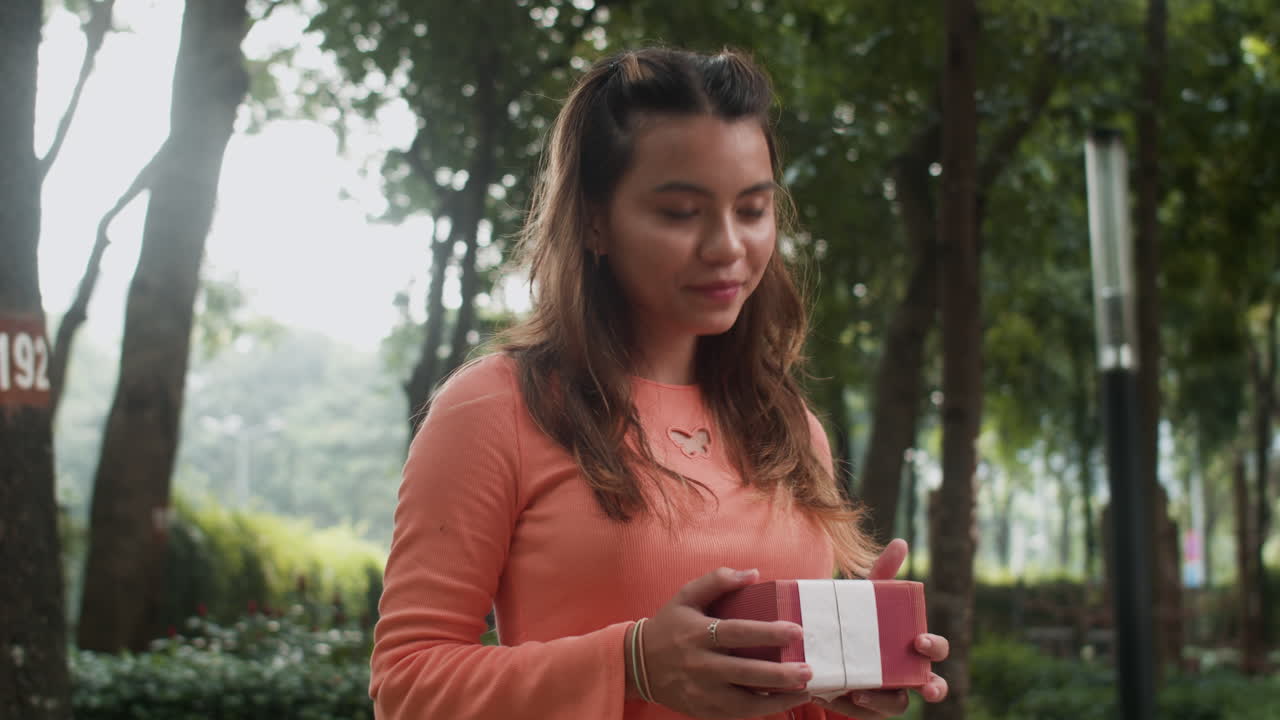 un chico le da un regalo a una chica.