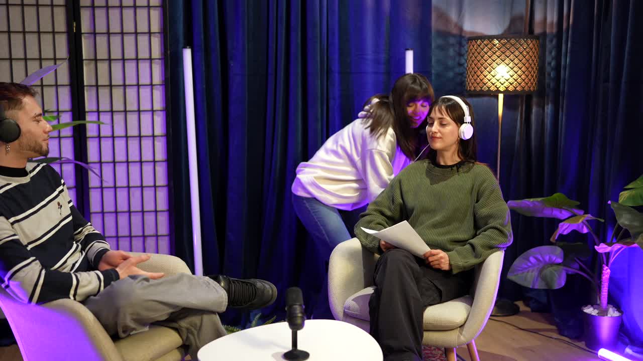 Orang-orang mempersiapkan rekaman podcast di studio modern