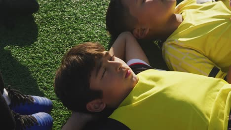 Niños-De-Fútbol-Descansando-En-Un-Día-Soleado