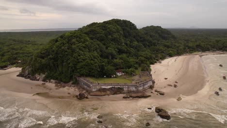 antiguo edificio de guerra en la playa