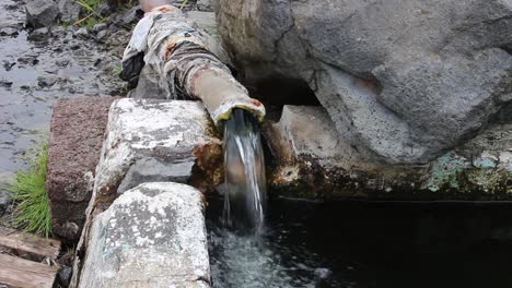 Agua-Que-Sale-Del-Tubo-De-Desagüe-De-Hormigón