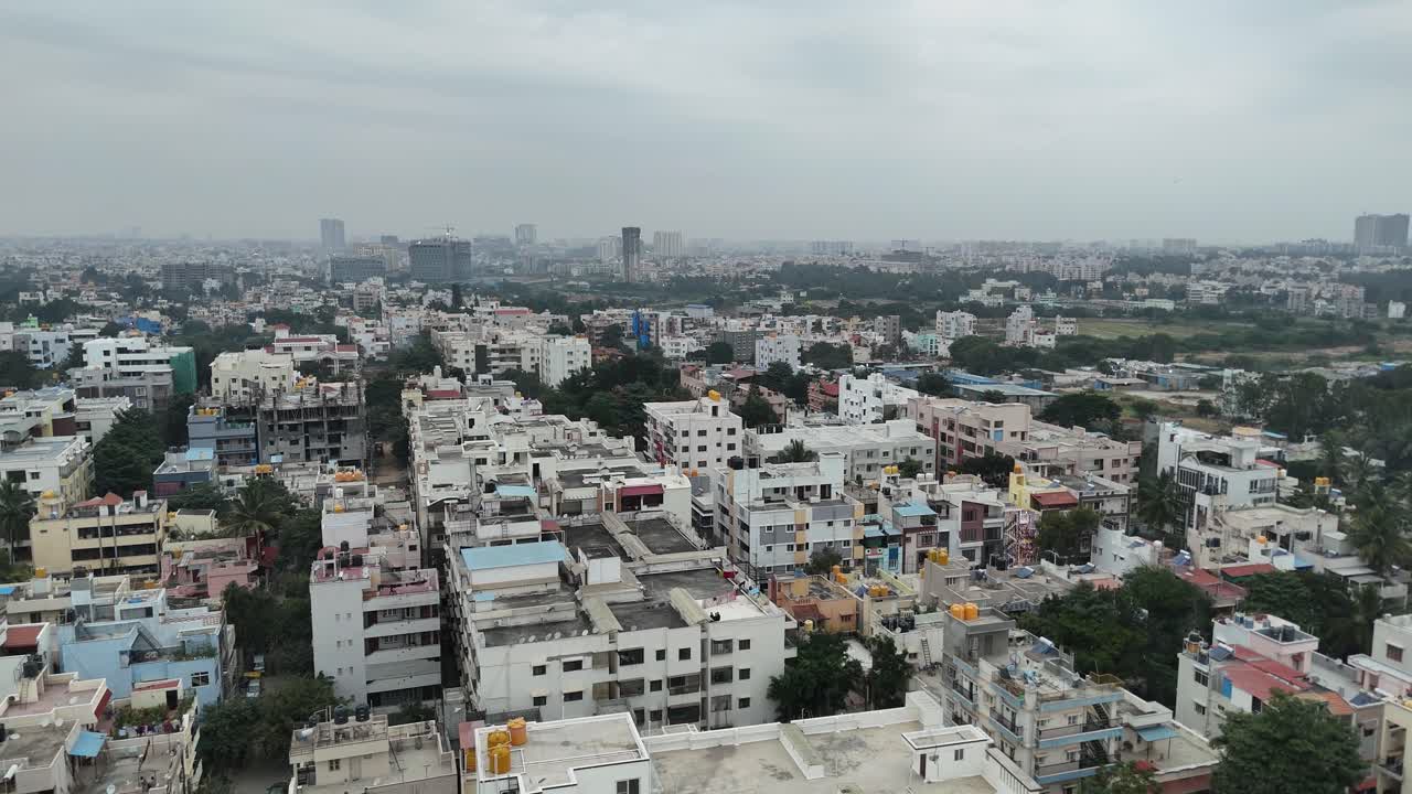 fotografía aérea de los sitios de construcción en el paisaje urbano de bangalore