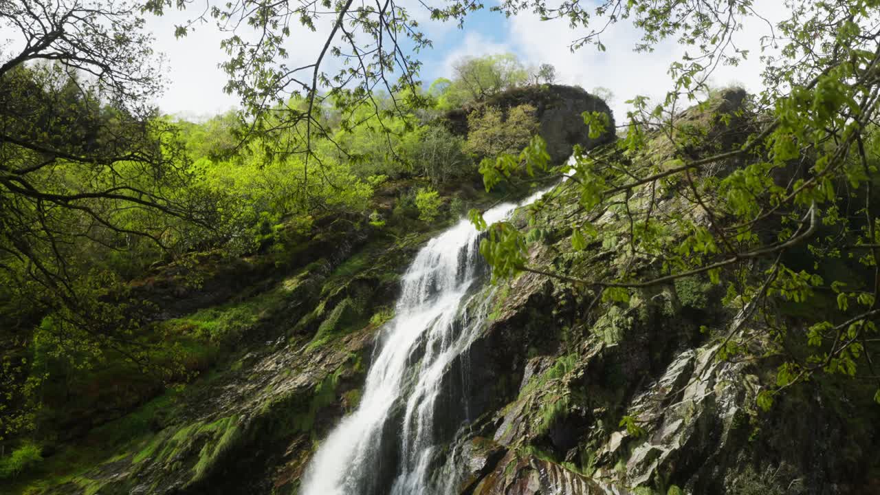 Catarata Powerscourt, parque nacional de Wicklow, Irlanda, cámara lenta