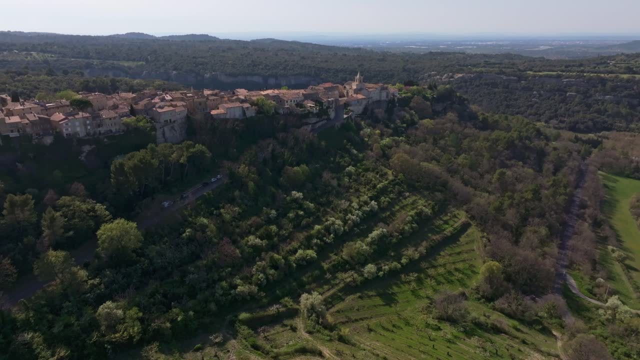 Vista aerea del villaggio di Venasque e della chiesa di Notre Dame de Vie in Provenza.