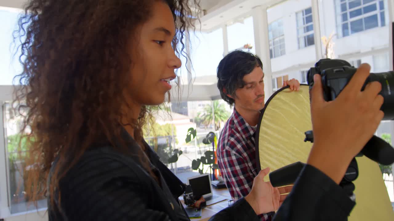 fotógrafa haciendo una sesión de fotos 4k